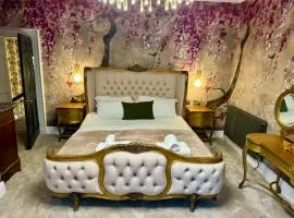 Secret Garden House - 7 bed Manor House with Hot Tub and Magical walled Gardens