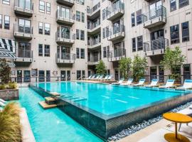 Downtown Fort Worth Luxe Retreat, Pool, Gym and Free Parking，位于沃思堡的酒店