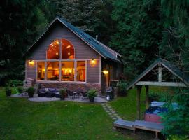 Waterfront Chalet，位于Maple Falls的酒店