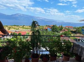 Taku Villa Wonderful view of Lake Ohrid，位于Udënisht的度假屋