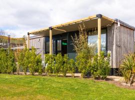 The Jungle - Unique Hot Tub Cabin in Millport，位于米尔波特的酒店