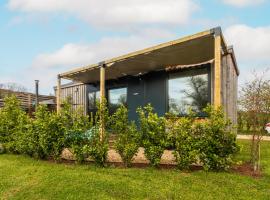 The Reef - Unique Hot Tub Cabin in Millport，位于米尔波特的酒店