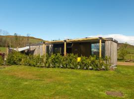 The Birdbox - Unique Hot Tub Cabin in Millport，位于米尔波特的酒店