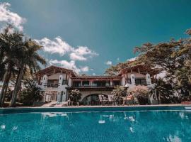 Private Beach Mansion Ocean View at Tambor Hills，位于坦波的酒店