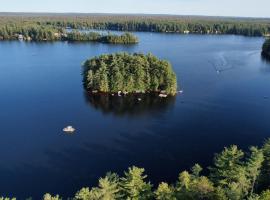 Grant Island Waterfront Cottage Brantingham Lk - HotTub, Pontoon Boat, Pets，位于Glenfield的酒店
