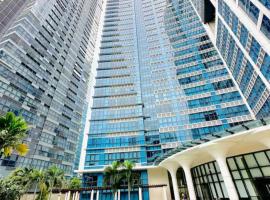 Cosy 1BR Uptown BGC with Balcony and Swimming Pool，位于马尼拉的公寓式酒店