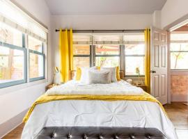 2BR Home w Parking Downtown Charm in Full Bloom!，位于土桑的酒店