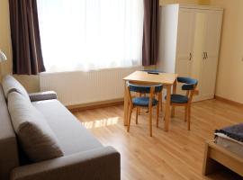 Pet&ouml;fi Vend&eacute;gh&aacute;z，位于埃格尔的带停车场的酒店