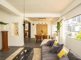2-Bedroom Penthouse in the heart of Silom - 4A，位于邦拉的酒店