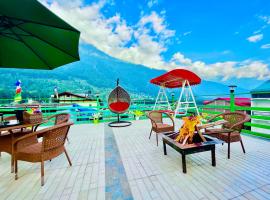 The Vista Legacy Resort, Manali - ! Near Mall Road !! Hot & Cold AC Rooms !! Best Selling !! Big Parking !! Luxury Collection !! Open Terrace !! Lift !! Playing Zone !! Property of the Year !，位于马拉里的酒店