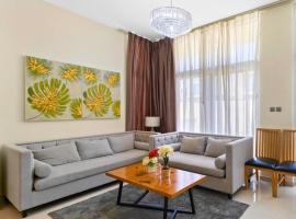 Modern 3-Bedroom Villa in Damac Hills 2，位于&lsquo;Ūd al Bayḑāʼ的带停车场的酒店