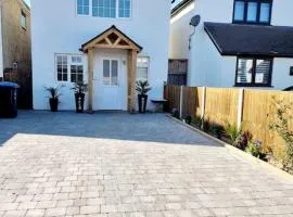 Detached House Work Holiday Relax Private Parking Nature 10miles away from Heathrow Airport