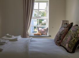 Hill House Lodge sleeps 6 Overlooking the rock of Cashel，位于卡舍尔的酒店