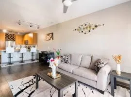 Charming Uptown Studio with, pool, bar, shops