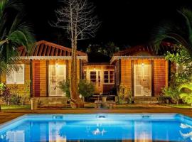 Sunset Madiorano Bungalow vue sur piscine et mer by MVR Koncièrgerie，位于Ambolomailaka的酒店