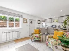 Flower Cottage by Ludlow Castle with Onsite Parking