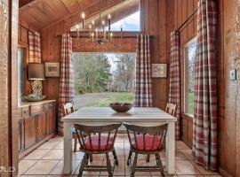 Cedar Wood Lodge Entire Home, W Canoes & Kayaks，位于Karnack的酒店