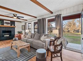 Cozy Modern Cabin With Rv Site & Canoes!，位于Karnack的酒店