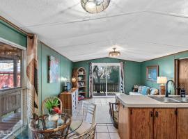 Chic Cypress View Cabin With Canoes Caddo Shores，位于Karnack的酒店