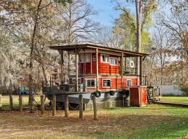 Shipwreck With Upper Deck, Lake View & Canoes!，位于Karnack的酒店