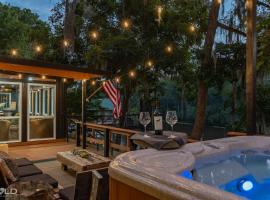 The Whiskey Barrel Waterfront Wkayaks & Hot Tub，位于Karnack的酒店