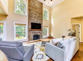 2 Mi to Lake Norman Home with Deck in Huntersville!，位于亨特斯维尔的酒店