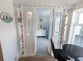 Harbour Steps - Torquay Apartment - Balcony, Free Parking, Netflix & WiFi