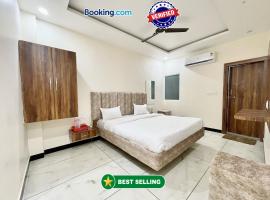 HOTEL SHREE VRINDAVAN ! UJJAIN होटल श्री वृन्दावन హోటల్ శ్రీ బృందావన్ ஹோட்டல் ஸ்ரீ விருந்தாவன் fully-Air-Conditioned hotel at prime location with wifi & Parking availability, Newly constructed and Luxurious Rooms，位于乌贾因的酒店