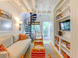 Steps to Commercial St! Lofted Provincetown Gem，位于普罗温斯敦的分契式公寓