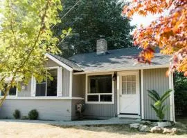 Lovely Wooden Home in Kirkland, Walk to Beach Park