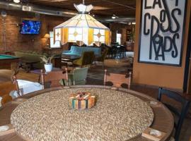Art Alley Attic, Spacious Crossroads Loft，位于堪萨斯城的酒店