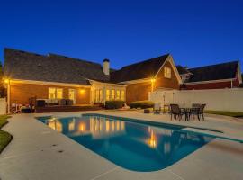 Atlanta 5BR Luxe Pool Retreat,Sleeps 12，位于科尼尔斯的酒店