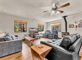 Soda Springs Cabin Less Than 1 Mile to the Slopes，位于Soda Springs的酒店
