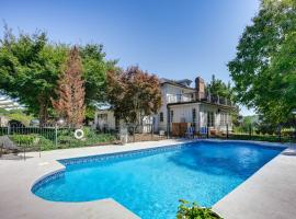 Cottage with James River Access in Wingina!，位于Wingina的酒店