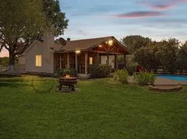 3BD Farmhouse Country Living - Pool Patio Firepit