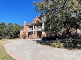 Stunning Country Mansion Estate in SW Fort Worth，位于Benbrook的酒店