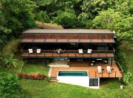 Casa Pelícano - Tropical house w' private pool and ocean views，位于普拉纳维瑙的酒店