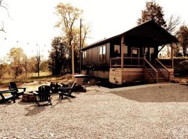 Bourbon Barrel Cottages #5 on Ky Bourbon Trail，位于劳伦斯堡的带按摩浴缸的酒店