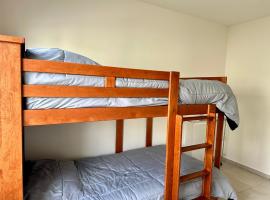 Habitación privada con litera，位于Miranda的酒店