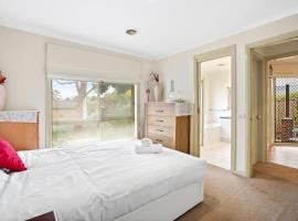 Perfectly Located Townhouse in heart of Ringwood，位于令伍特的酒店