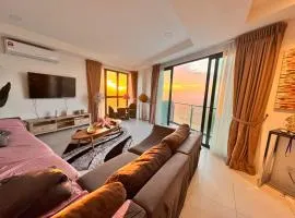 24'HR CHECK IN H'FLOOR SARADISE MERRITON RESIDENCY KUCHING LUXURY BALCONY FACING AIRPORT 3R2B-2Cpark，位于古晋的分契式公寓