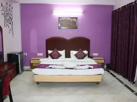 Goroomgo Mayur Gwailor Near Railway Station - Bus Stand - Restaurant & Elevator-Lift , Free Parking Facilities With Luxury and Spacious Room - Fully-Air-Conditioned hotel at prime Location