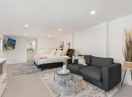 Comfy Studio near Racecourse, Dining & CBD Trains