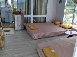 Homestay Tiến Huyền LH，位于隆海的酒店