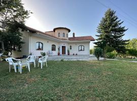 Villa Elysia，位于Khiliódhendron的酒店