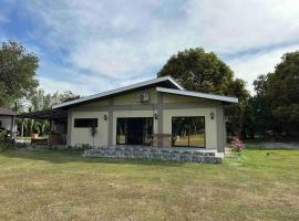 River Farm Stay near beach w Fiber Optic and Netflix，位于Botolan的酒店