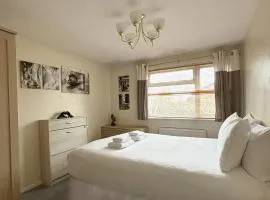 Spacious House Near Cambridge - Free Parking & Garden - Cambridge Homehost