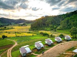 สวนไร่รุ่งอรุณ Suan Rai Rungarun，位于Ban Na Pa Paek的豪华帐篷营地