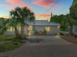 Lost Pearl - Charming 1940s Beach Cottage, 1 Block to Private Beach Access, Sznl Pckgs, FREE Daily Activities, and More