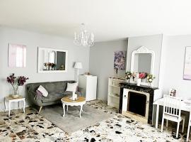 Maison de village - Suite Baroque cosy et élégante à 1 h de Paris proche Fontainebleau，位于Flagy的酒店